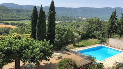 Gîte pour 5 personnes, avec piscine ainsi que jardin et vue à Viens