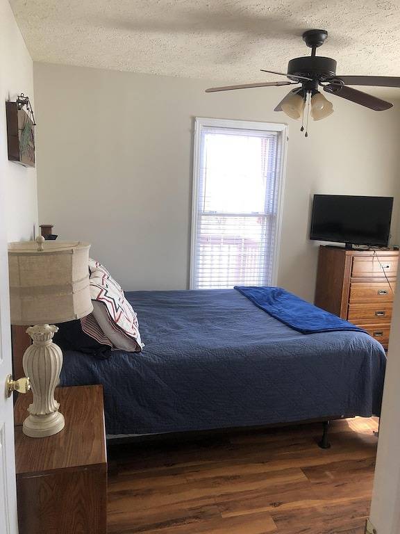 Waterfront - großes Dock - ruhige Cul-de-Sac-Straße - Lage an der Cove - Komfort in Smith Mountain Lake