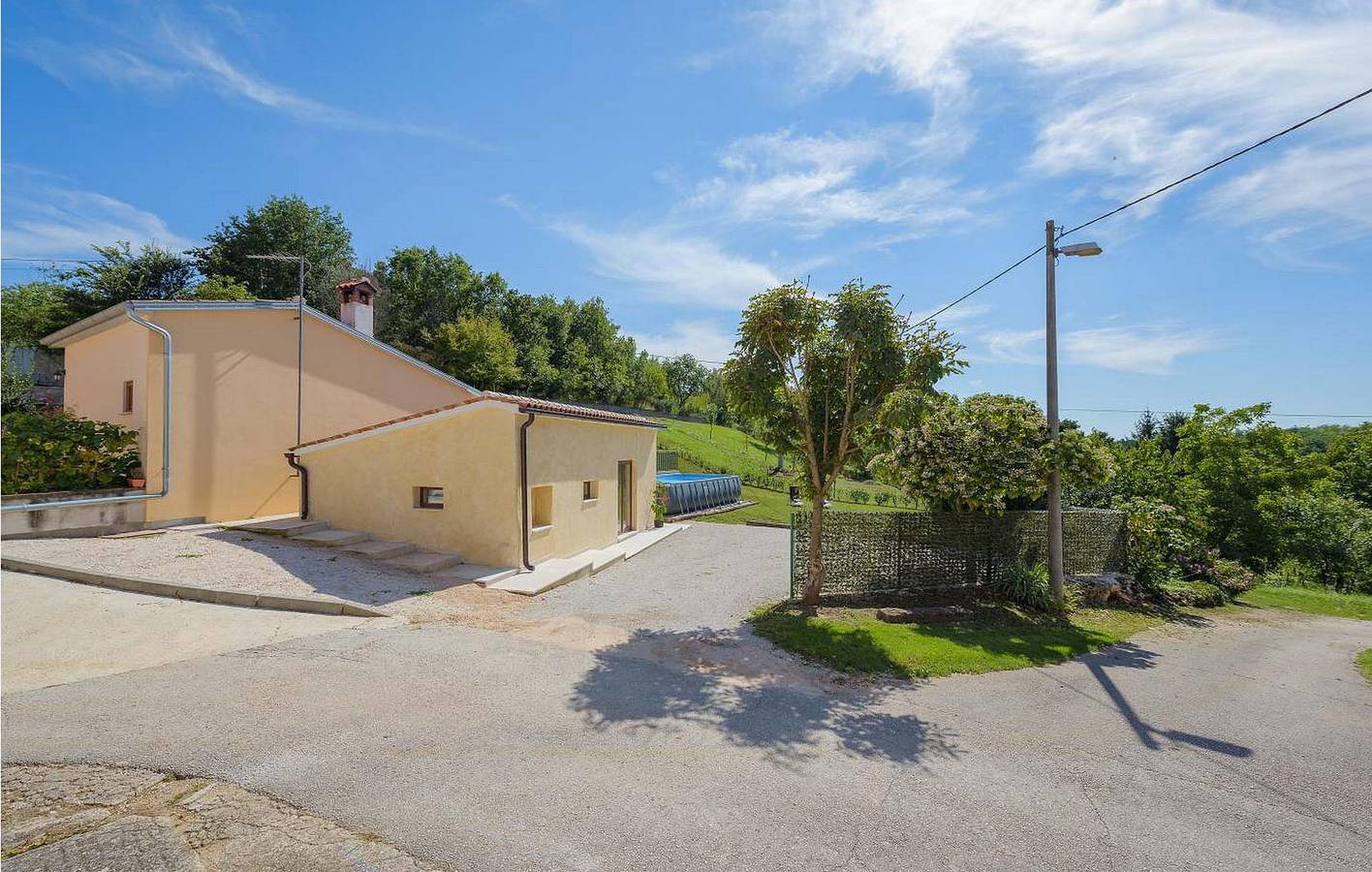 Reizende Ferienwohnung mit Pool, Terrasse und WLAN, 1 km vom Stadtzentrum von Skropeti entfernt in Skropeti, Zentralistrien