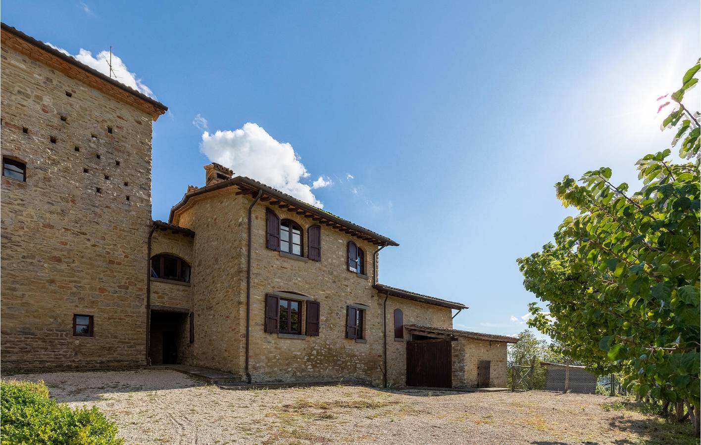 Entire holiday apartment, Hillside Apartment with Baby Bed, Pool & Parking in Monte Santa Maria Tiberina, Valtiberina