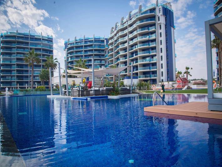 Location de vacances pour 6 personnes, avec balcon ainsi que bassin pour enfant et piscine, adapté aux familles dans Punta Prima (Alicante)