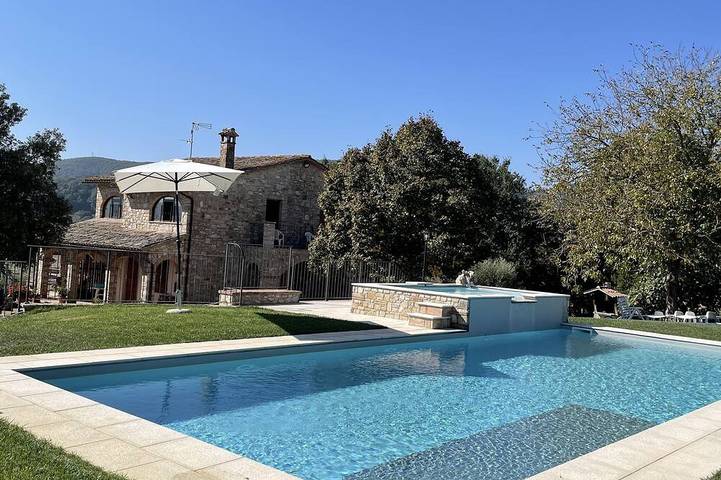 Ferienwohnung für 4 Personen, mit Garten und Pool sowie Balkon