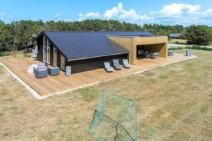 Ferienhaus für 8 Personen, mit Whirlpool und Terrasse sowie Garten und Pool in Agger