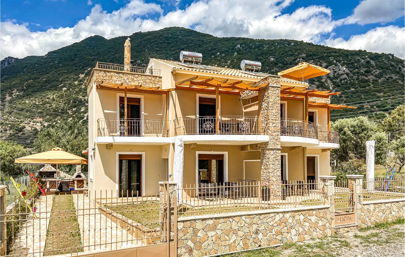 Entire holiday apartment, Cozy Coastal Apartment with AC and Parking, 2.5km to Beach in Phocis region
