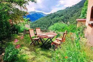 Gîte pour 6 personnes, avec jardin à Théus