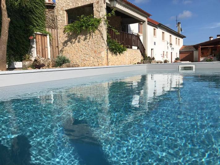 Location de vacances pour 4 personnes, avec Balcon et Terrasse ainsi que Jardin et Piscine dans Aguda