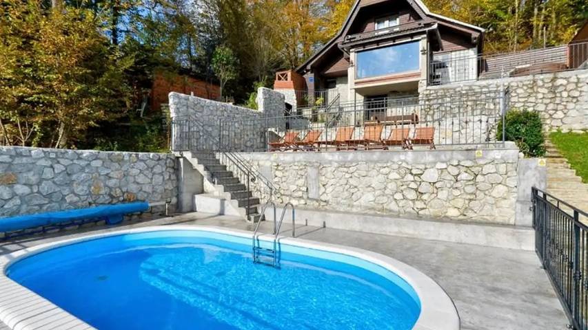 Ferienhaus für 6 Personen, mit Terrasse und Whirlpool sowie Pool - 1