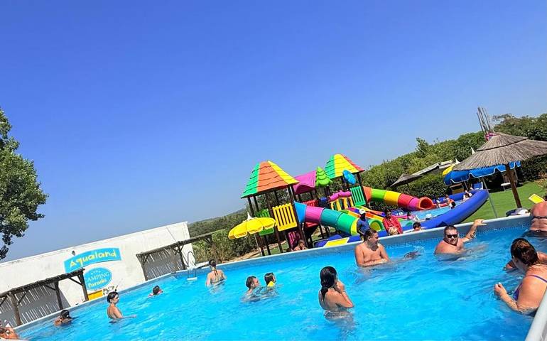 Camping pour 2 personnes, avec Terrasse ainsi que Bassin pour enfant et Piscine