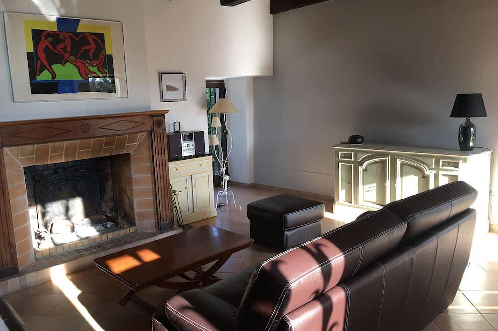 Belle Maison De Vacances En Pierre Confortable Au Calme  Avec Piscine Privative in Paulhiac, Région de Villeneuve-sur-Lot