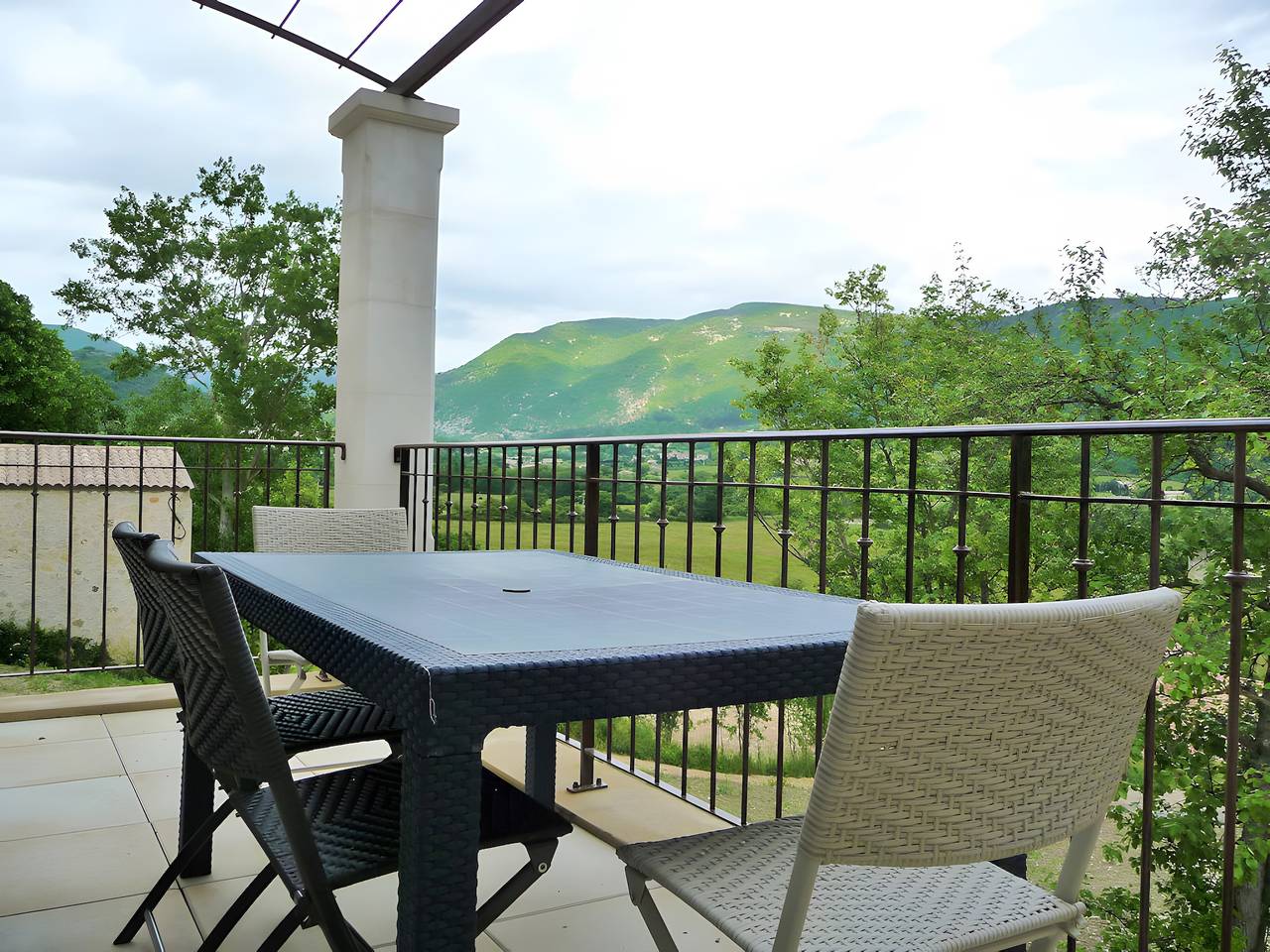 Apartamento entero, Apartamento 'Résidence Ventoux Revitalisation' con vistas a la montaña, balcón y Wi-Fi in Reilhanette, Región de Nyons