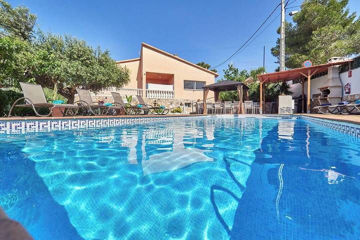 Villa pour 18 personnes, avec jacuzzi et jardin à Olivella