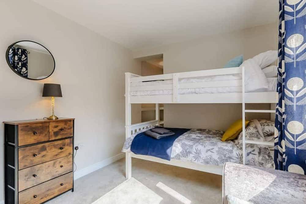 Walpole Front House: sleeps 13 people in 5 bedrooms in Botany Bay, Kent