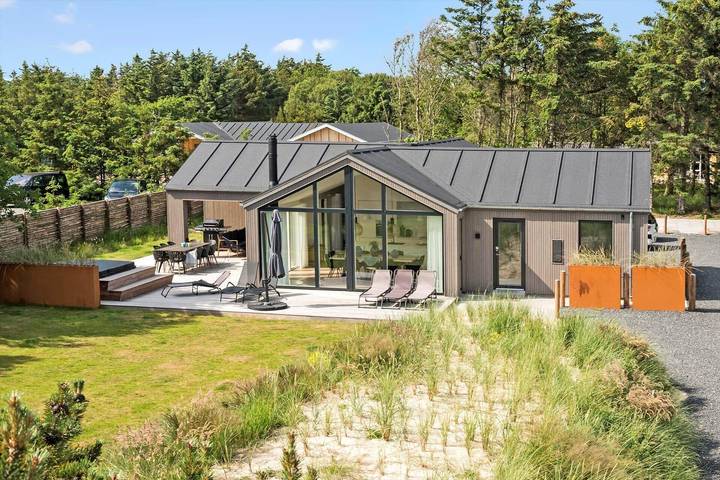 Ferieudlejning for 10 personer, med sauna og terrasse samt jacuzzi i Blåvand