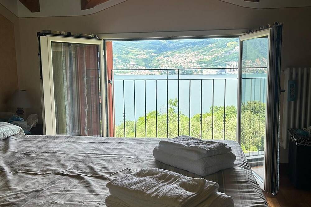 Ganze Wohnung, Apartment with a breathtaking view in a complex with an outdoor pool in Monte Isola, Iseosee