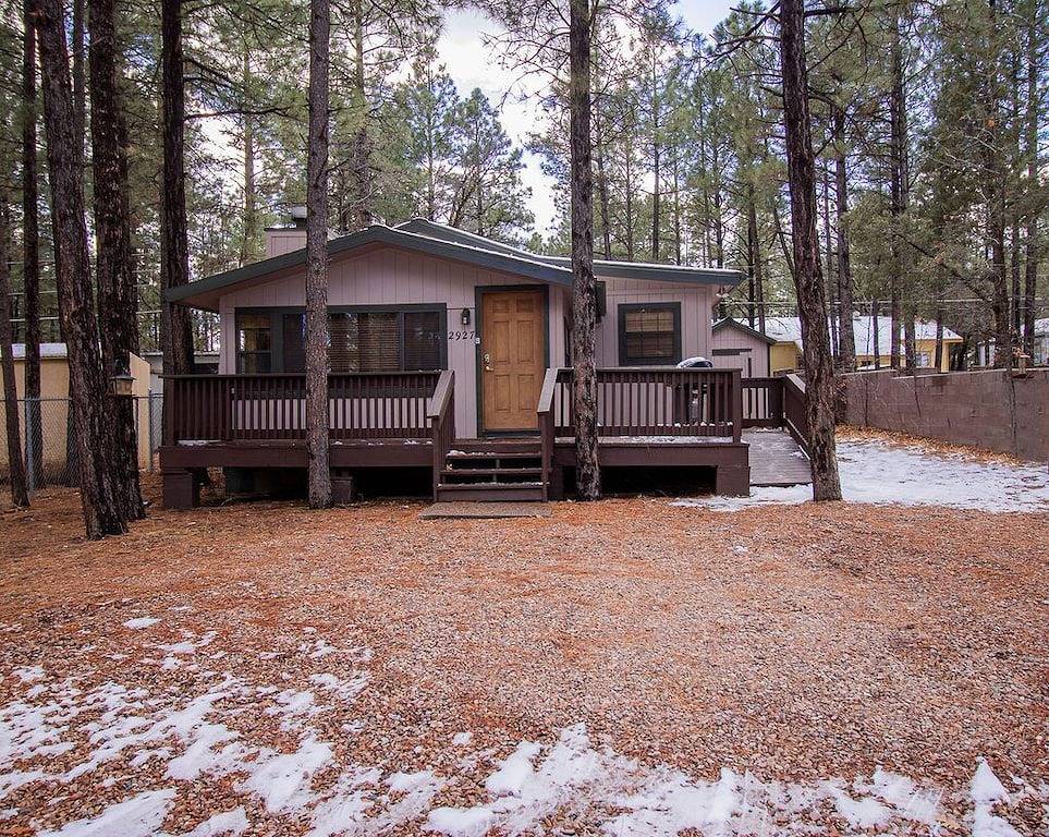 Erfrischen Sie sich in den Pinien für einen unterhaltsamen Sommerurlaub in Navajo County