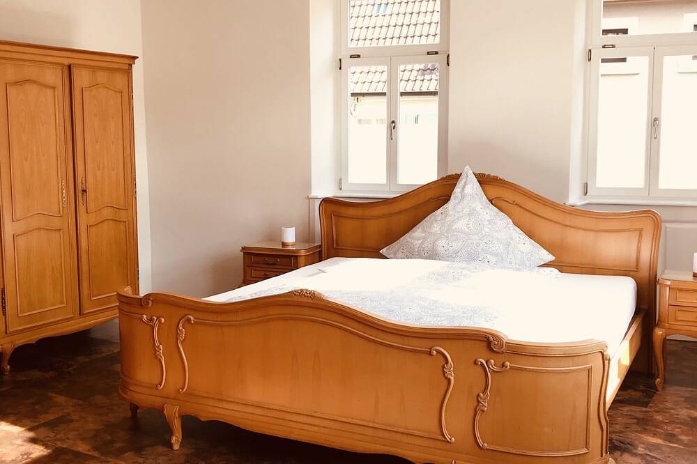 Ganze Wohnung, Modern apartment in a renovated 18th century historic landmark in Rhodt unter Rietburg, Südliche Weinstraße