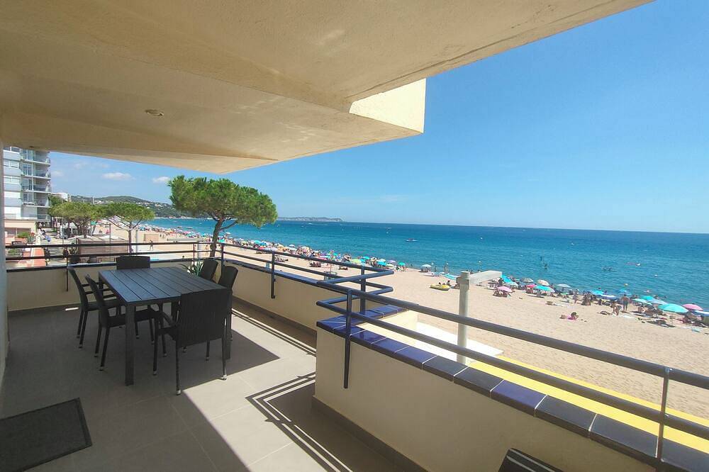 Entire apartment, Playa d'Aro,2 bedrooms, 2 bathrooms, sea view, air conditioning, large terrace, free wifi, private parking in Platja d'Aro, Costa Brava