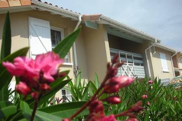 Villa pour 5 personnes, avec piscine ainsi que jardin et terrasse à Biscarrosse