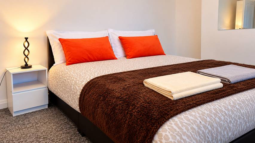 2 Bedroom House in Leeds - Sleeps 5, WiFi, Pets in Leeds, West Yorkshire