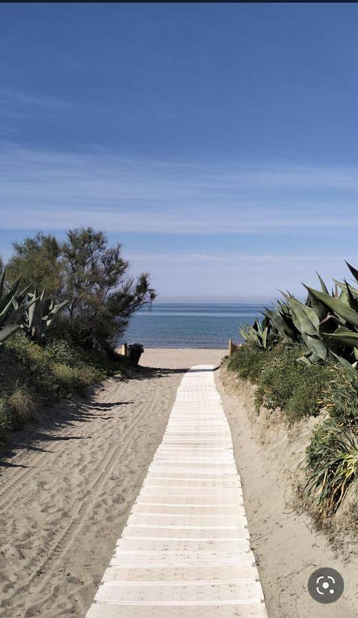 Casa vacanza per 4 persone, con giardino e panorama, adatto a famiglie con bambini a Pomezia