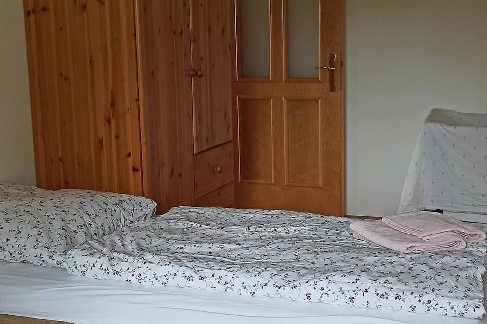 Ganze Wohnung, Familientreffen in der Feldsteinscheune in Sietow-Dorf, Sietow