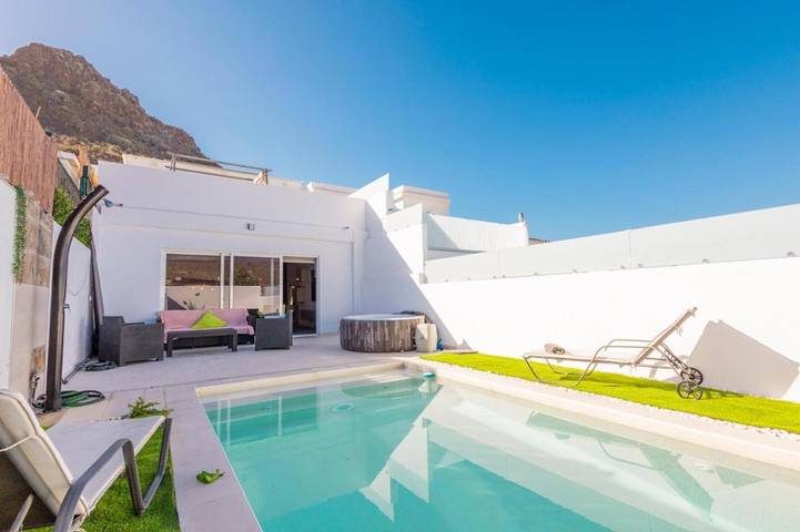 Casa rural para 10 personas, con piscina además de jacuzzi y jardín - 1