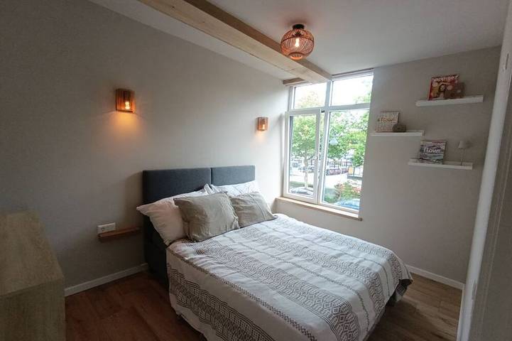 Ganze Wohnung, Mediterranean Apartment with Hot Tub & Home Cinema – Across from the Station in Bodegraven, Groene Hart