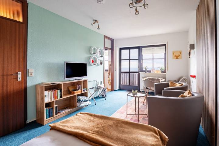 Entire apartment, Apartment 'Bergluft' with Rhine Valley View, Private Terrace and Wi-Fi in Sasbachwalden, Central Black Forest