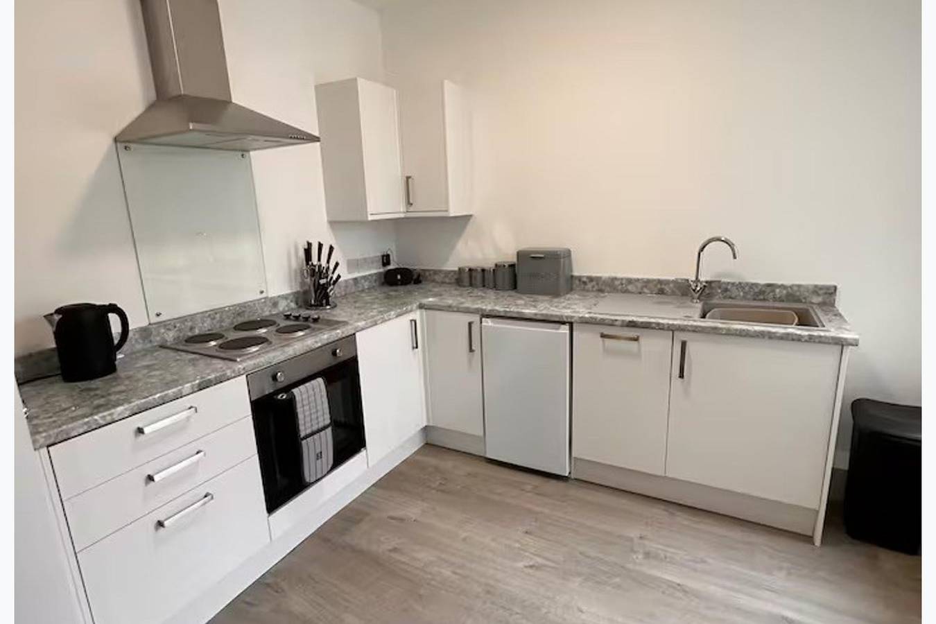Entire holiday apartment, Near Beach - Parking - Wifi - Sleeps 2 in Lytham St Annes, Blackpool Pleasure Beach
