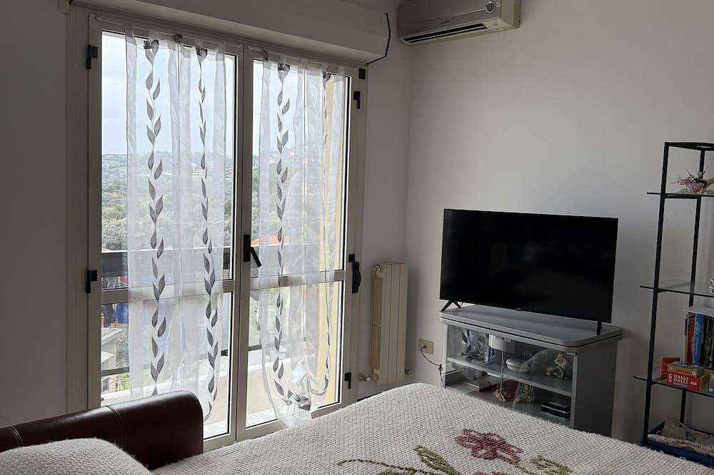 Appartamento intero, Il tuo rifugio a Varazze - vista spettacolare e mare a portata di mano! in Varazze (Città), Varazze