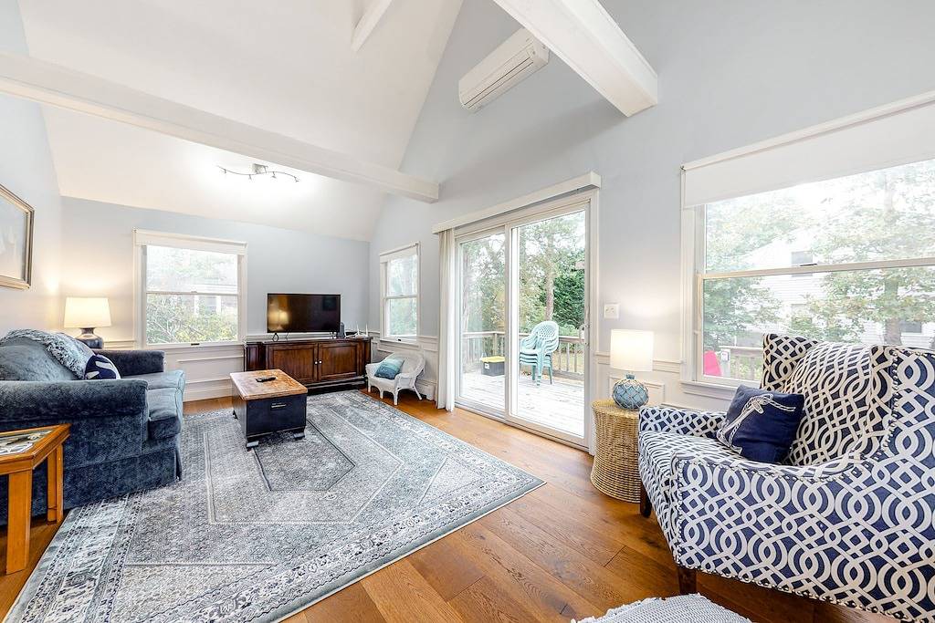 Charming cottage with deck, yard, & Ac - walk to beach, Main Street, & ferry in Falmouth, Cape Cod