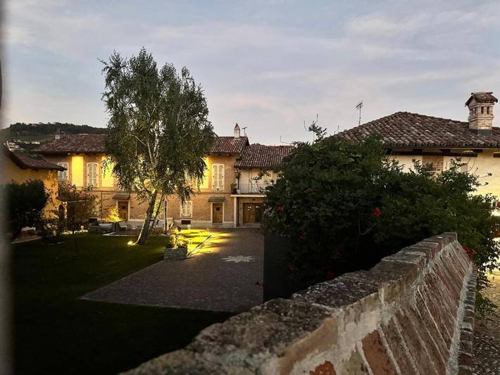 B&b voor 2 personen, with Terras and Tuin as well as Kinderzwembad and Zwembad in Monforte d'Alba