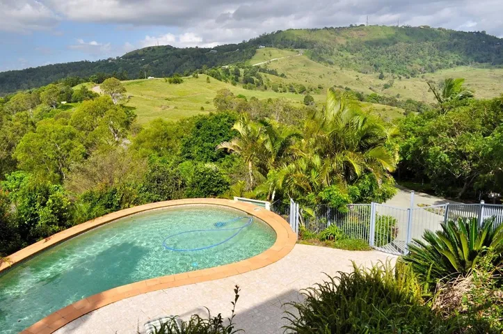 Lodge for 2 people, with garden and pool as well as view - 1