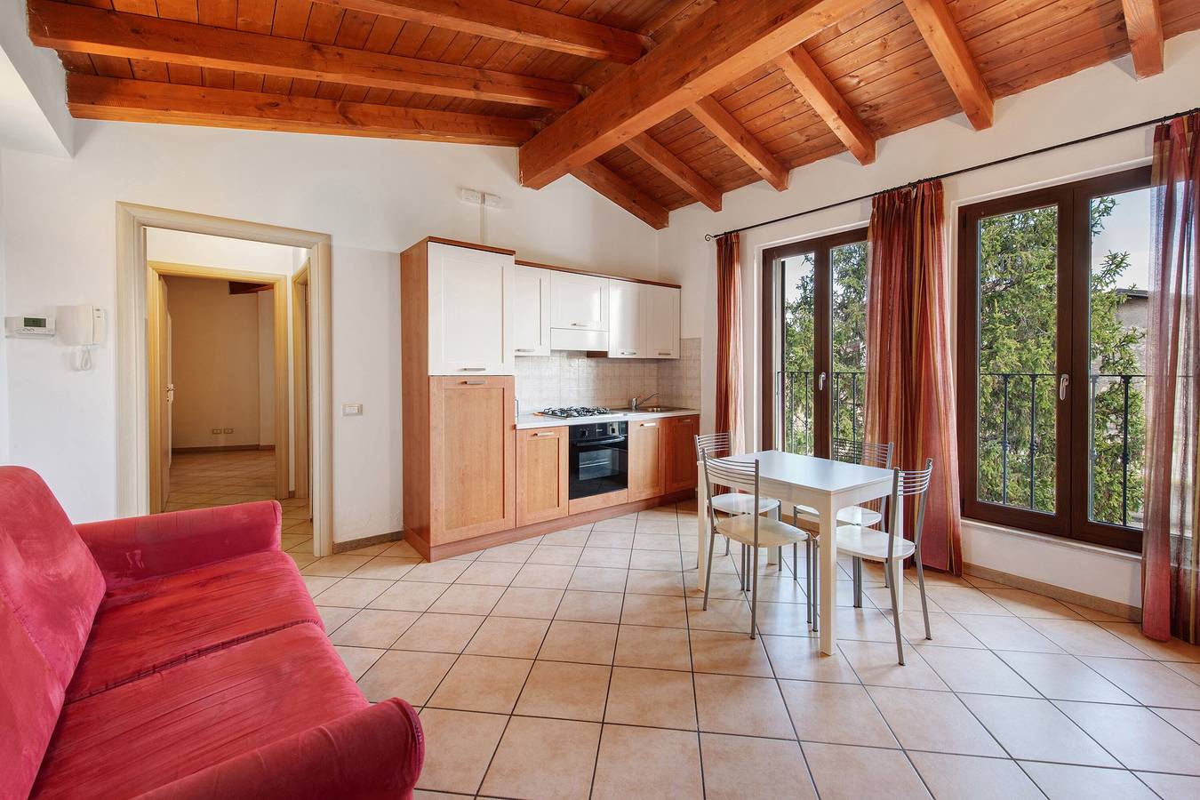 Appartamento intero, Appartamento Borgo con vista montagna, Wi-Fi e aria condizionata in San Felice del Benaco, Prealpi Gardesane