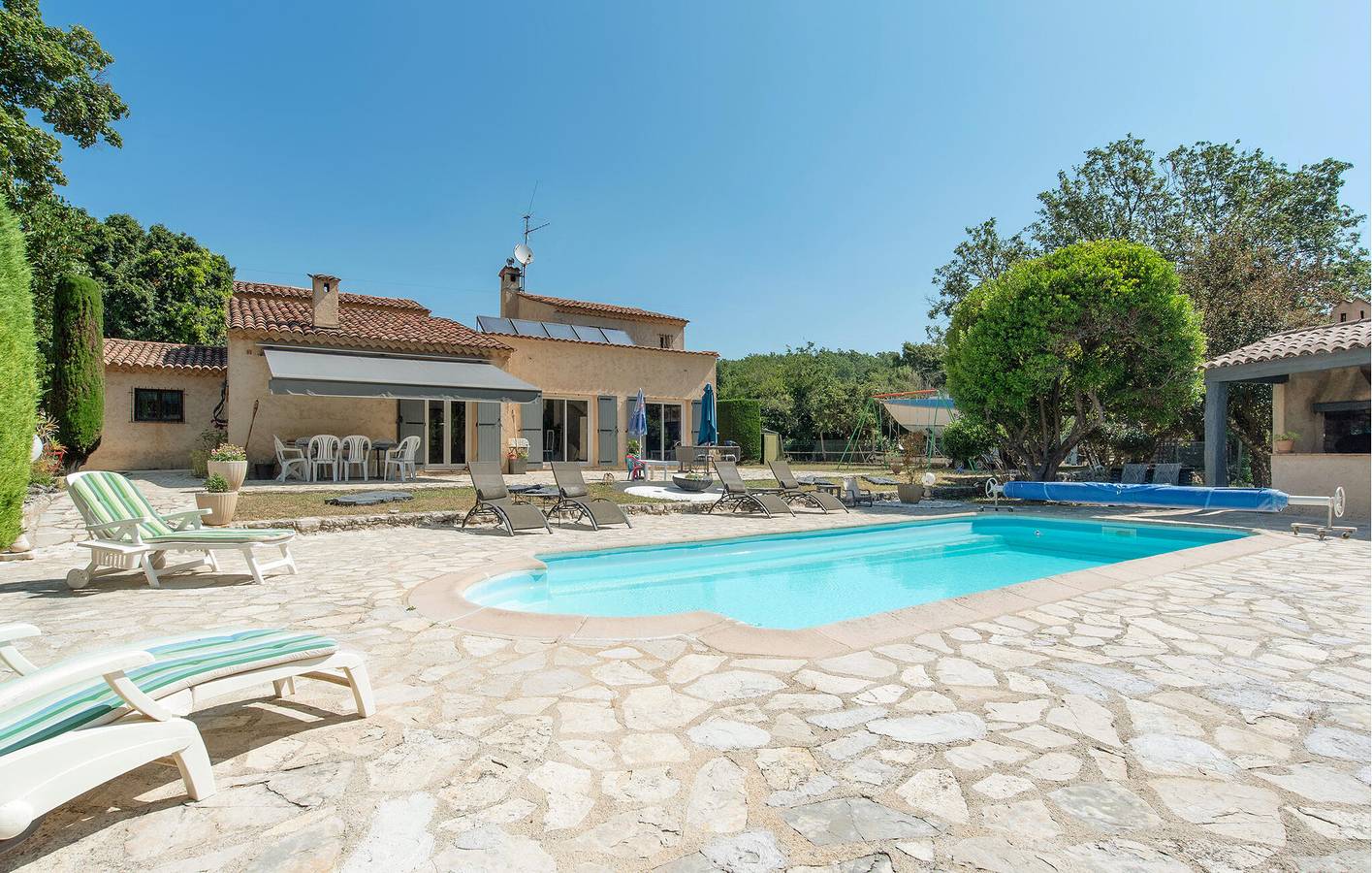Apartamento con terraza junto a la piscina en Saint-Cézaire-sur-Siagne in Saint-Cézaire-sur-Siagne, Region de Cannes