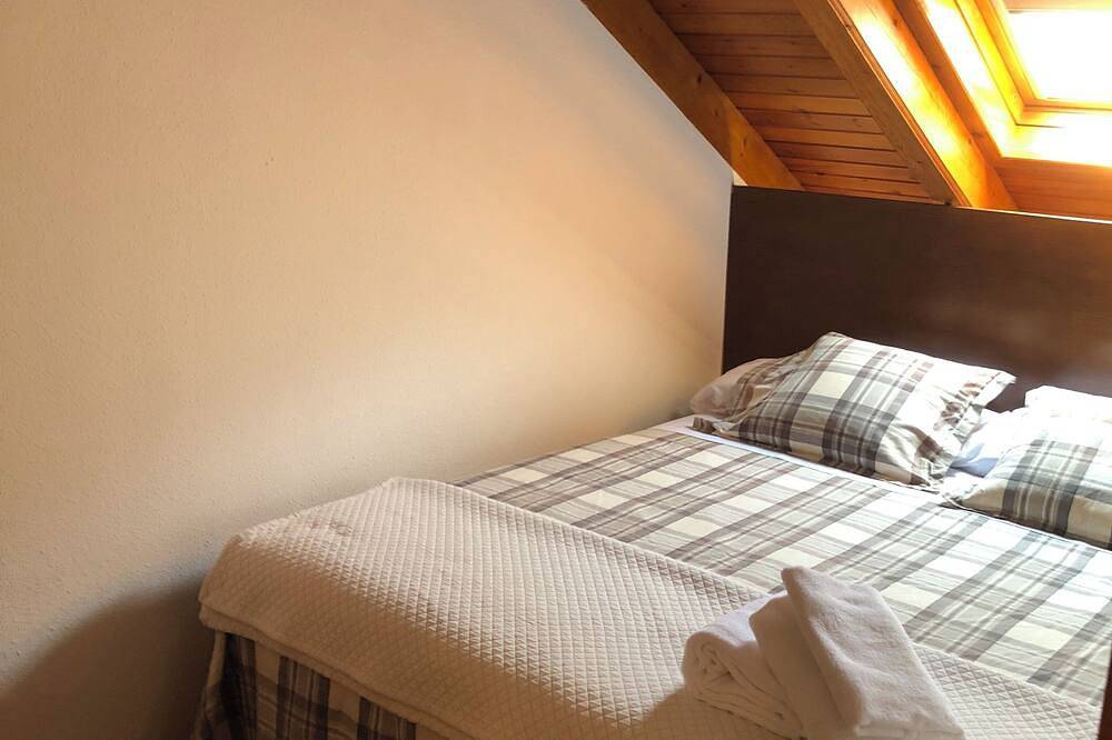 Entire apartment, Cozy penthouse in the center of Benasque in Cerler, Benasque