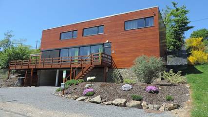 Gîte pour 8 personnes, avec vue sur le lac et terrasse ainsi que sauna et jardin, animaux acceptés dans Petit Coo