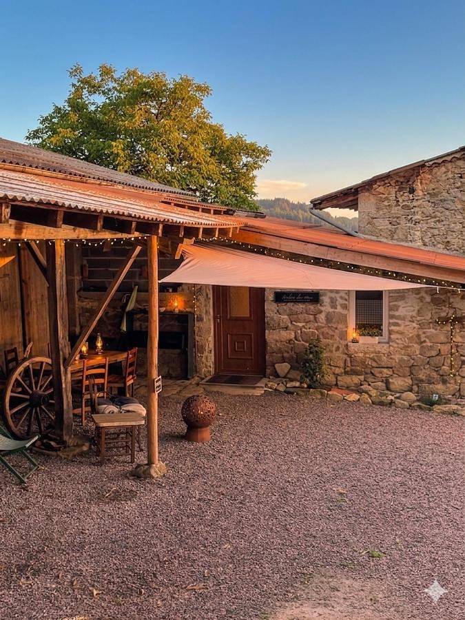 Appartement entier, La Forêt suspendue - Gîte nature sur 9ha - option Spa avec vue panoramique in Vollore-Ville, Parc Naturel Régional Livradois-Forez