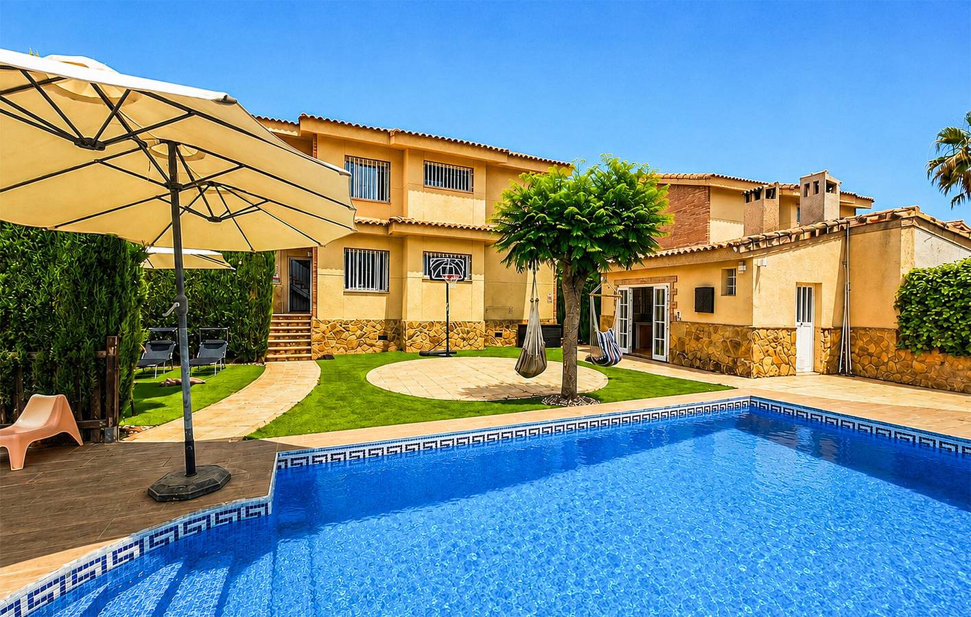 Acogedor apartamento de 350 pies cuadrados con piscina, terraza y aparcamiento cerca de Como En Casa in Chiva, Provincia de Valencia