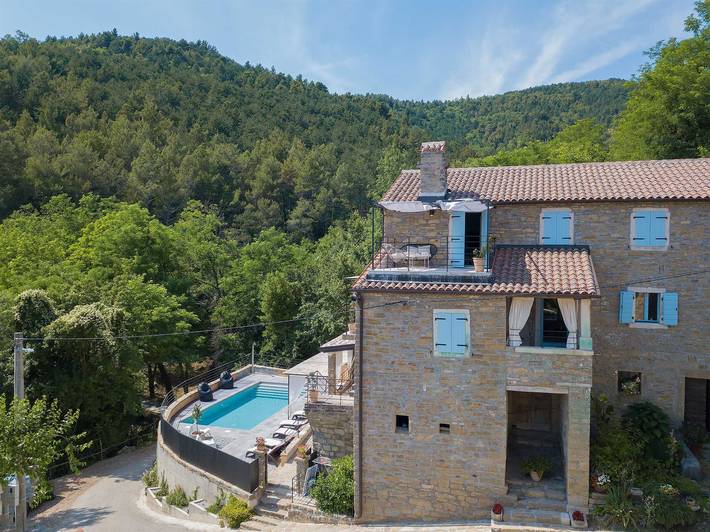 Schöne istiranische Villa für bis zu 12 Gäste mit privatem Pool in Livade, Općina Oprtalj