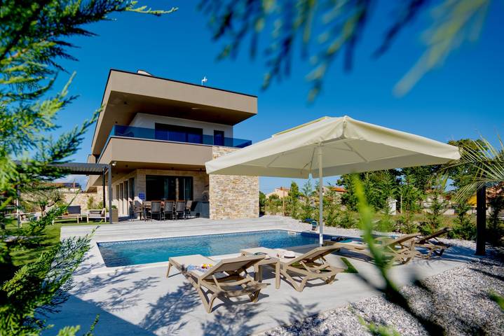 Villa per 8 persone, con giardino e piscina nonché sauna e balcone a Marzana (Istria)