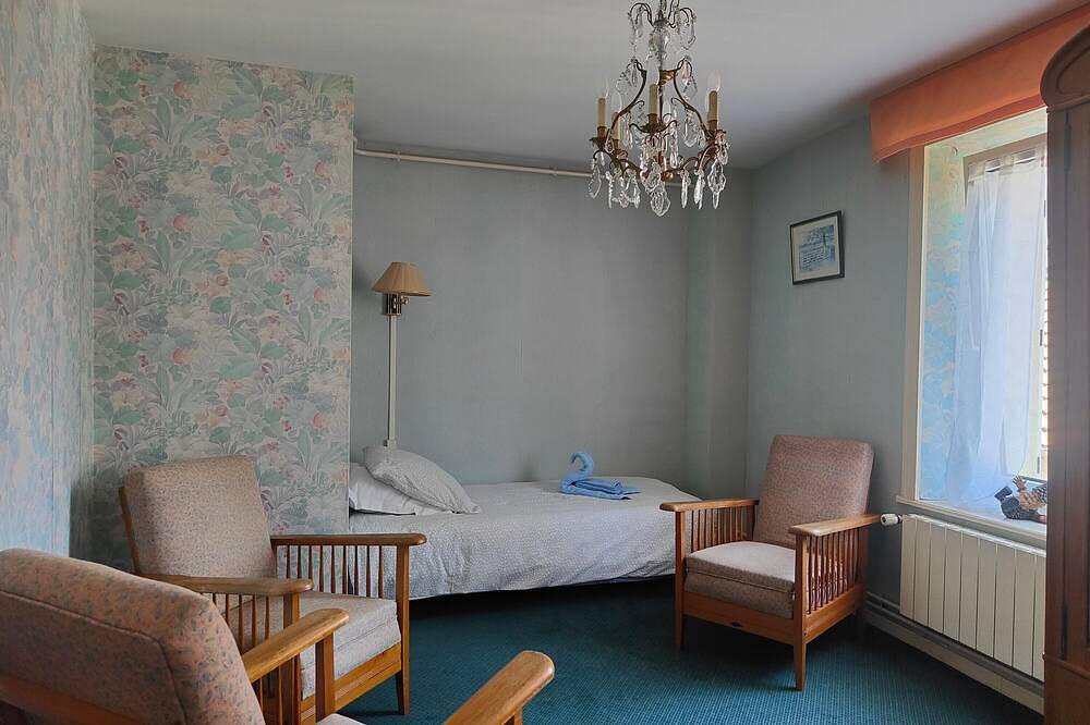 Entire apartment, Chambre « Domaine du Noyer » with Shared Terrace, Balcony, and Wi-Fi in La Vôge-les-Bains, Épinal region