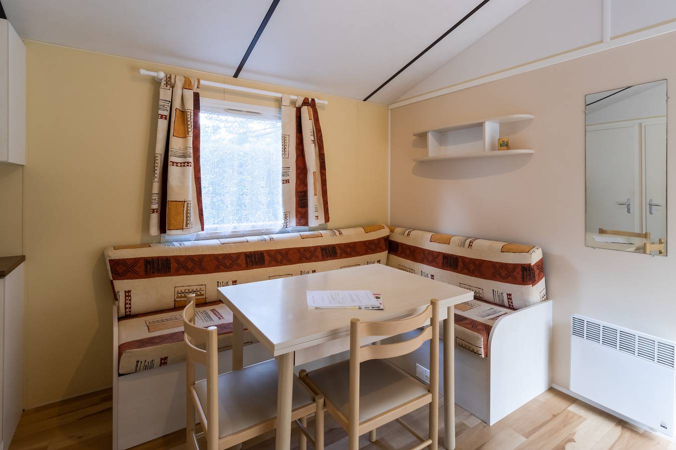 Mobil Home 'La Truffière' con piscina compartida, terraza privada y jardín privado in Saint-Pompont, Périgord Noir