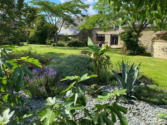 Gîte pour 2 personnes, avec vue ainsi que jardin et terrasse dans Vergéal