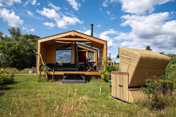 (408) Kleini-Haus mit Kamin und Strandkorb in Bleckede, Mecklenburgisches Elbetal