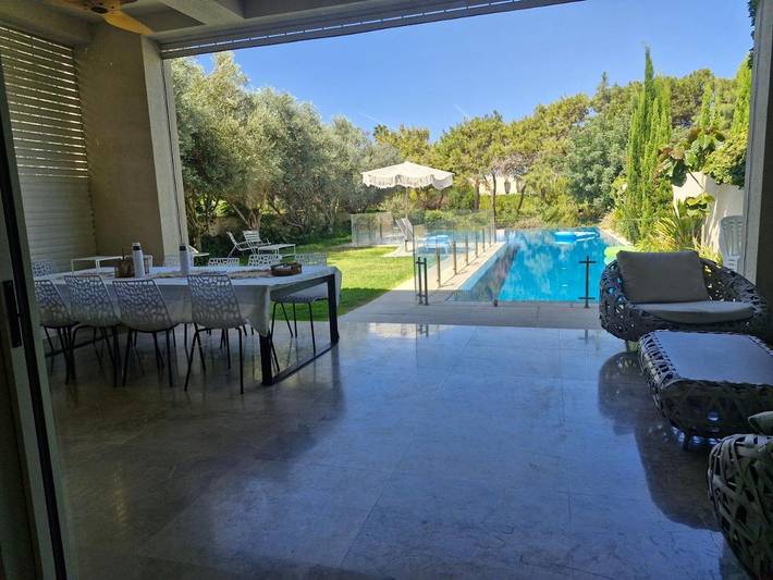 Location de vacances pour 12 personnes, avec piscine ainsi que vue et balcon dans Cesaree