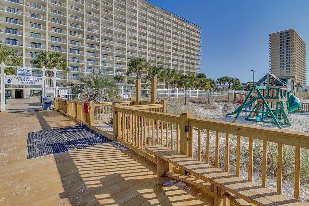 Ganze Wohnung, 🏖Beach Front~Two Pools~Tiki Bar~1Br + Bunks The Summit 1323 in Panama City Beach, Emerald Coast