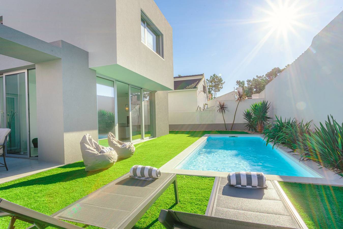 Contemporary Lisbon Coast Villa | 3 Bedrooms | Villa Kamila | Private Pool & Outdoor Dining Area | Aroeira in Aroeira, Charneca de Caparica e Sobreda