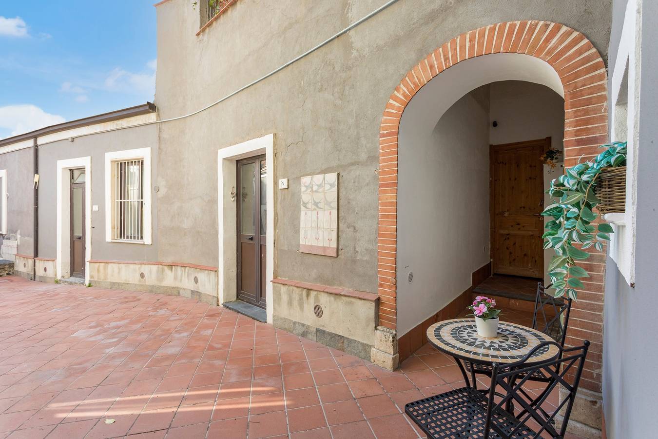 Entire apartment, Ariel House Apartment with Private Patio in Central Catania in Catania, Catania Province