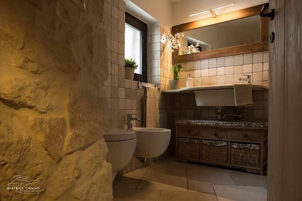 Bellissimo trullo con piscina privata in pietra e jacuzzi, Wi-Fi gratuito.- in Comune di Alberobello, Provincia di Bari